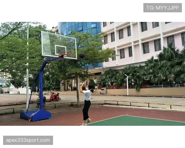 掌握三步上篮违例的关键，如何准确判定投篮动作的结束时间